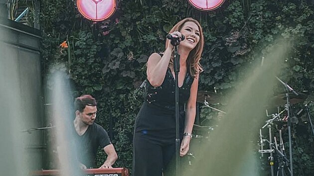 Debbi na p�diu. Pr�ci se v�nuje naplno. Koncertuje a p�ipravuje dal�� �esk� p�sni�ky.