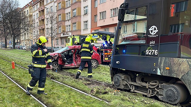 V Dejvicch se stetlo auto s tramvaj. idika vozu byla vn zranna. (10. prosince 2022)