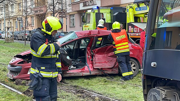 V Dejvicch se stetlo auto s tramvaj. idika vozu byla vn zranna. (10. prosince 2022)