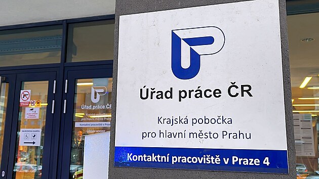 Nezaměstnanost v Česku v dubnu klesla na 3,7 procenta z březnových 3,9 procenta. Úřady práce evidovaly ke konci dubna 280 078 uchazečů o práci, meziměsíčně o 8 545 méně. Volných pracovních míst je dál méně než zájemců o práci, proti předchozímu měsíci jich ještě ubylo, a to o 614 na 268 046.