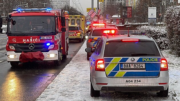 Policie a zchrani zasahovali u budovy adu prce v Novodvorsk ulici v Praze. Policie etila pd eny z okna budovy, nejsp spchala sebevradu. (12. prosince 2022)