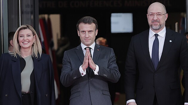 Prvn dma Ukrajiny Olena Zelensk, prezident Francie Emmanuel Macron a premir Ukrajiny Denys myhal na konferenci k pomoci Ukrajin v Pai. (13. prosince 2022)