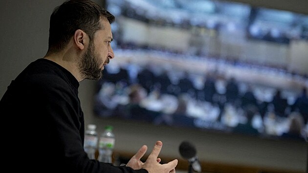 Ukrajinský prezident Volodymyr Zelenskyj se přes videokonferenci připojil ke konferenci na pomoc Ukrajině v Paříži. (13. prosince 2022)