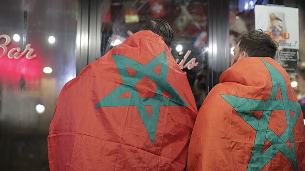 Fanouci Maroka ped jednm z paskch bar sleduj semifinle fotbalovho mistrovstv svta Francie - Maroko. (14. prosince 2022)