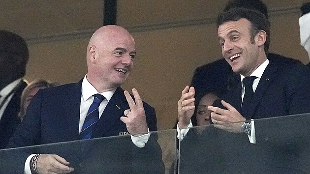 President FIFA Gianni Infantino a francouzsk prezident Emmanuel Macron ped...