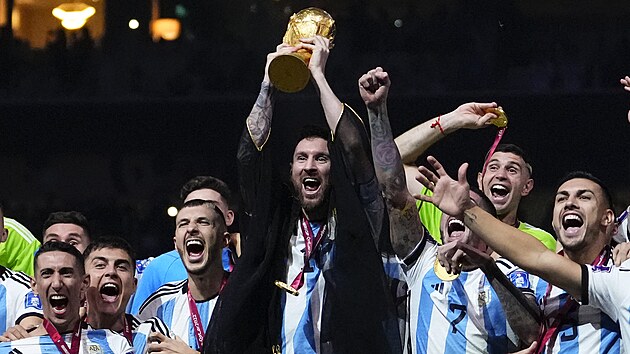 Argentinský kapitán Lionel Messi s trofejí pro vítze mistrovství svta. (18....