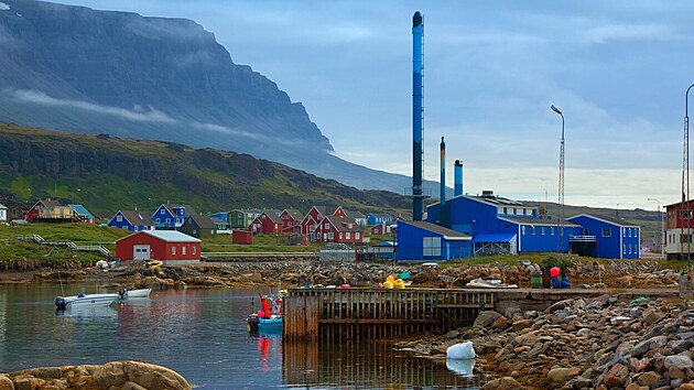 Absence arm�dy nen� jen v�sadou mikrost�t�. Takov� Gr�nsko je rozlohou 12. nejv�t�� st�t sv�ta. Ov�em form�ln� zat�m z�st�v� sou��st� D�nsk�ho kr�lovstv�, a tak se o jeho bezpe�nost mus� starat Koda�.