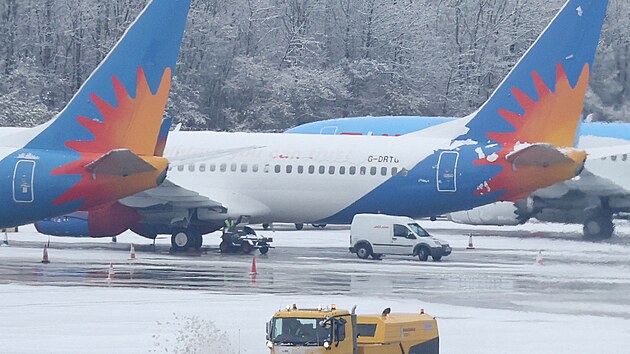 Sn�n� pluh odkl�z� sn�h na leti�ti v Manchesteru. (10. prosince 2022)