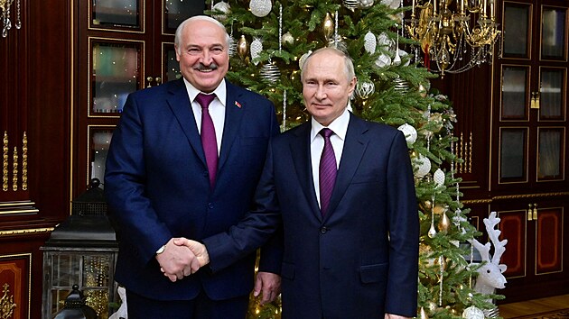 Rusk prezident Vladimir Putin si pots rukou se svm bloruskm protjkem Alexandrem Lukaenkem po schzce v Minsku. (19. prosince 2022)