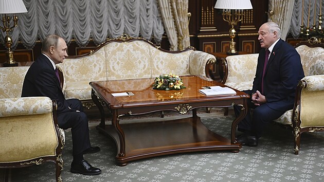 Ruský prezident Vladimir Putin a běloruský prezident Alexander Lukašenko hovoří během setkání v Minsku. (19. prosince 2022)