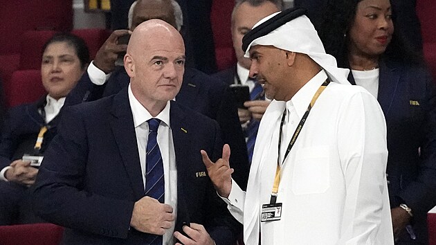 Prezident FIFA Gianni Infantino s katarskm ministerskm pedsedou na utkn...