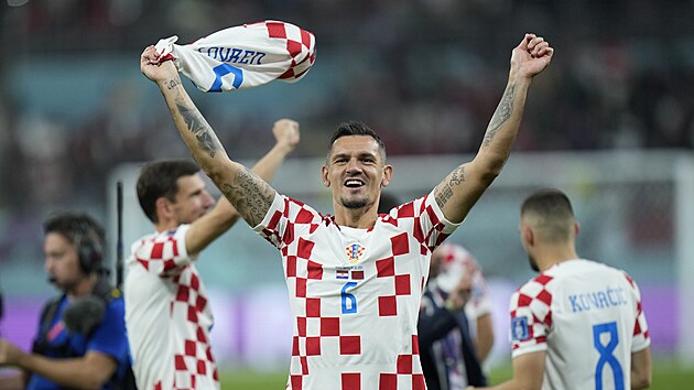 Chorvatsk� obr�nce Dejan Lovren slav� zisk bronzu na mistrovstv� sv�ta v Kataru.