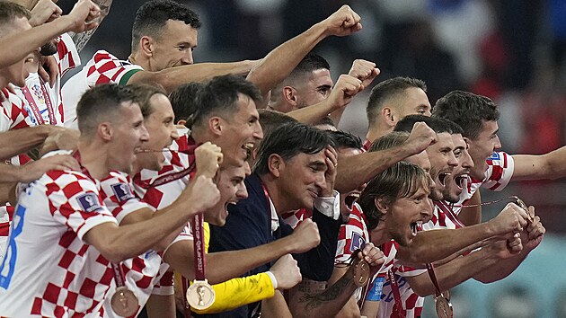 Chorvatt fotbalist oslavuj zisk bronzovch medail na mistrovstv svta v Kataru.