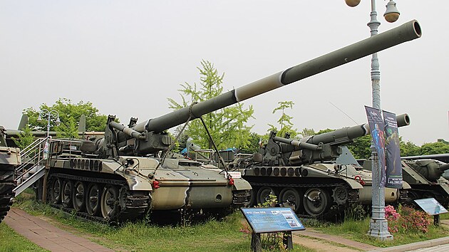 M107 (vlevo) a M110 v barvch jihokorejsk armdy (muzejn exponty)