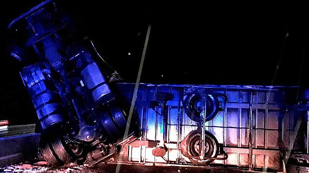 D5 ve smru na Prahu zavela u Rokycan nehoda kamionu. (14. prosince 2022