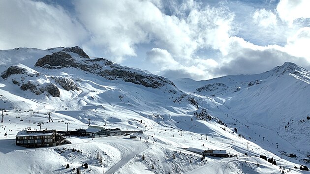 Ischgl je jedno znejznmjch rakouskch stedisek a akoli nejde o ledovec, u zatkem prosince se tu lyuje na vce ne 100 kilometrech sjezdovek.