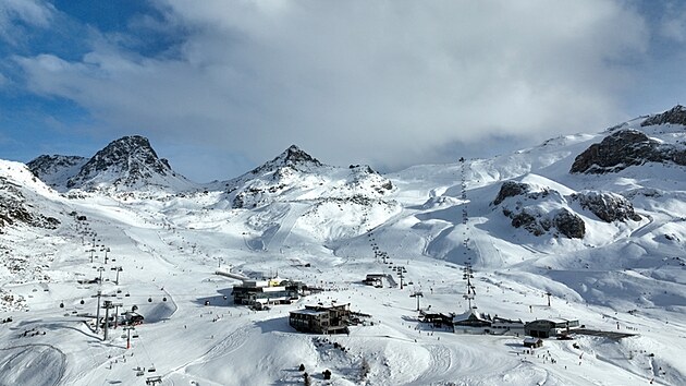 Na Idalpu u na zatku prosince najdete v provozu atrakce, jako je men maximln rychlosti, skok do duchny nebo snowpark, ve kterm aktuln finiuje stavba nkolika vtch skok pro zkuenj lyae.