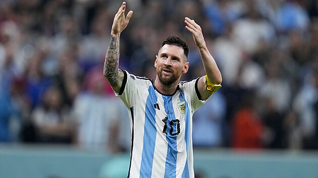 Argentinsk tonk Lionel Messi se raduje z glu, kter pipravil pro Julina...