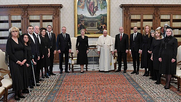 Slovensk prezidentka Zuzana aputov se ve Vatiknu setkala s papeem Frantikem, pedala mu obraz a vnon cukrov. (10. prosince 2022)