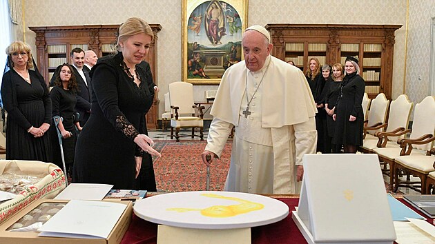 Slovensk prezidentka Zuzana aputov se ve Vatiknu setkala s papeem Frantikem, pedala mu obraz a vnon cukrov. (10. prosince 2022)