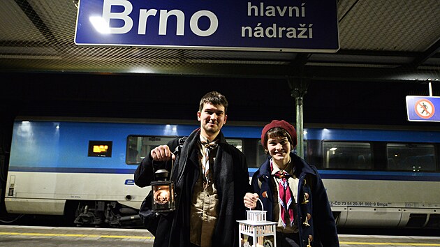 Skauti pivezli Betlmsk svtlo vlakem z Vdn do Brna. Za tden ho rozvezou po cel republice. (10. prosince 2022)