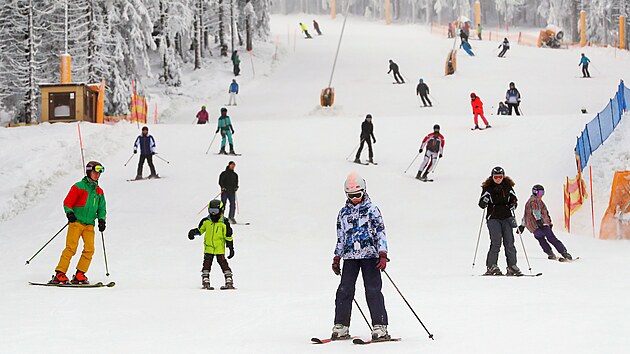 Zimní lyžařská sezona na Klínovci začala. V provozu je modrá sjezdovka Dámská v... | na serveru Lidovky.cz | aktuální zprávy