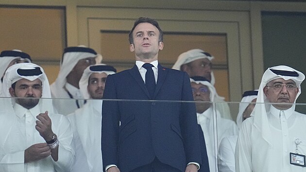 Francouzsk prezident Emmanuel Macron na tribun pi finle fotbalovho mistrovstv (18. prosince 2022)