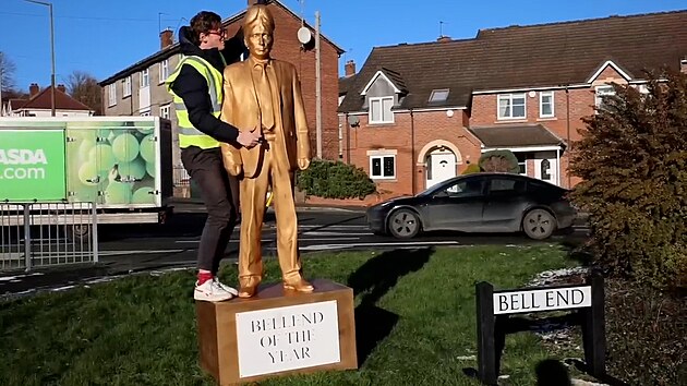 Britsk YouTuber Max Fosh nasazuje sochu ruskho prezidenta Vladimira Putina s penisem msto hlavy na podstavec s npisem: ocas roku. (18. prosince 2022)