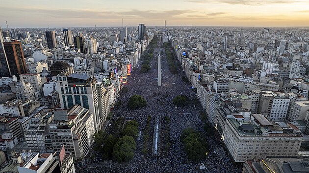 Zaplnn ulice v Buenos Aires. Argentinci slav titul fotbalovch mistr svta.