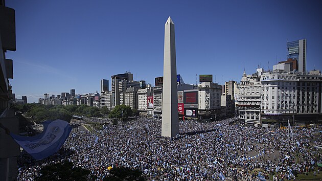 Zaplnn ulice v Buenos Aires. Argentinci slav titul fotbalovch mistr svta.