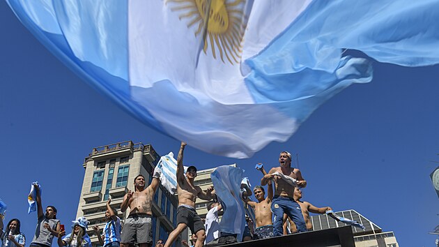 Zaplnn ulice v Buenos Aires. Argentinci slav titul fotbalovch mistr svta.