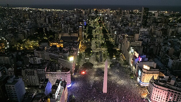 Zaplnn ulice v Buenos Aires. Argentinci slav titul fotbalovch mistr svta.