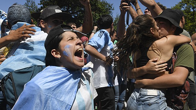 Zaplnn ulice v Buenos Aires. Argentinci slav titul fotbalovch mistr svta i s prapory pipomnajcmi Diega Maradonu.