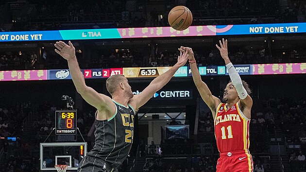 Trae Young (vpravo) z Atlanty stl v zpase proti Charlotte.