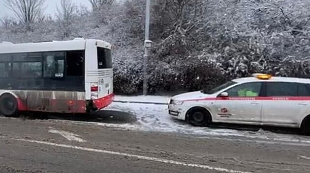 Auto v praskch Stodlkch narazilo do autobusu MHD. (16. prosince 2022)