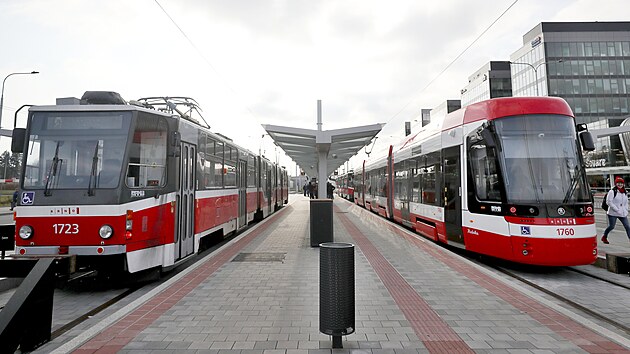 Prvn z obousmrnch tramvaj koda ForCity Smart 45T (vpravo) urench pro Brno u obsluhuje novou tra k bohunickmu kampusu.