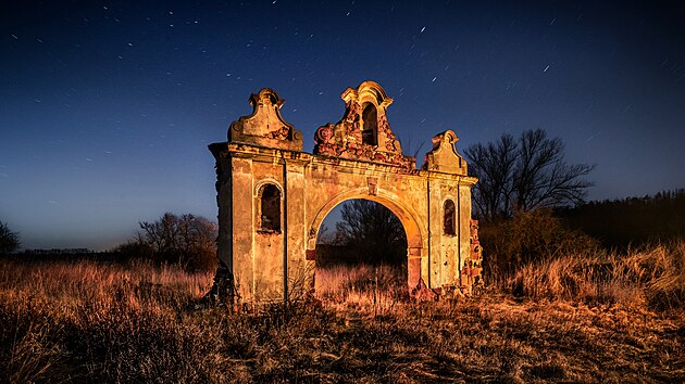 Br�na do nikam, pam�tkov� chr�n�n� barokn� vstup v Dol�nk�ch u Podbo�an. Fotografie Tom�e Kubelky pat�� do cyklu �arokraj.cz.