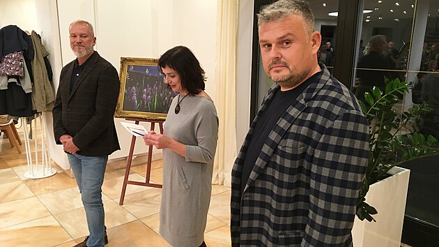 V�tvarn�k Jan Korbel (vlevo) s fotografem Tom�em Kubelkou na vernis�i v�stavy