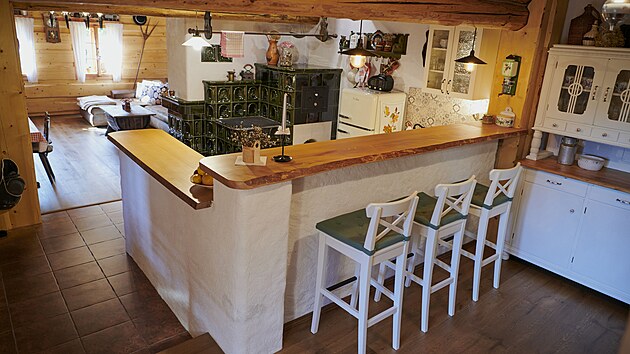 Kuchyň je opticky oddělená od okolního prostoru a přitom zůstává jeho součástí.