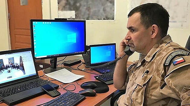 Voj�ci ze zahrani�n� mise na Golansk�ch v��in�ch hovo�� p�ed V�noci s prezidentem Milo�em Zemanem. (13. prosince 2022)