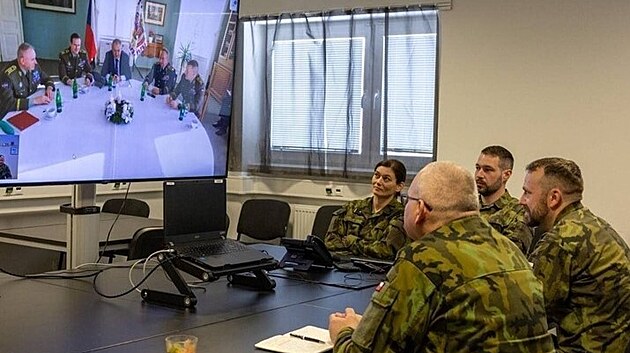 Voj�ci ze zahrani�n� mise na Slovensku hovo�� s prezidentem Milo�em Zemanem. (13. prosince 2022)