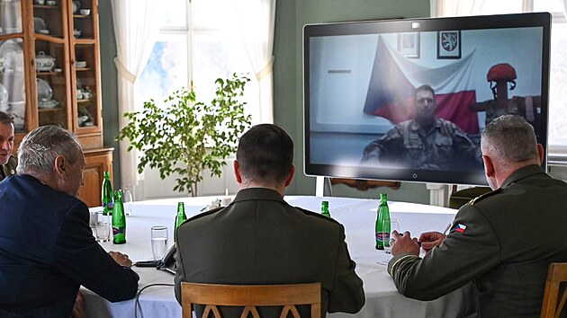 Prezident Milo� Zeman se prost�ednictv�m videohovoru spojil s voj�ky �esk� arm�dy v zahrani�n�ch mis�ch. (13. prosince 2022)