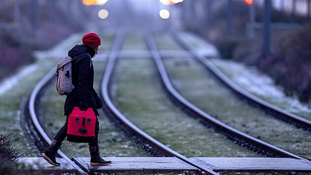 ena pechz koleje u stanice metra ve Frankfurtu nad Mohanem. Nkter vlakov linky v Nmecku nejezdily kvli nled, kdy rno naprelo a d隝 zmrznul. (19. prosince 2022)