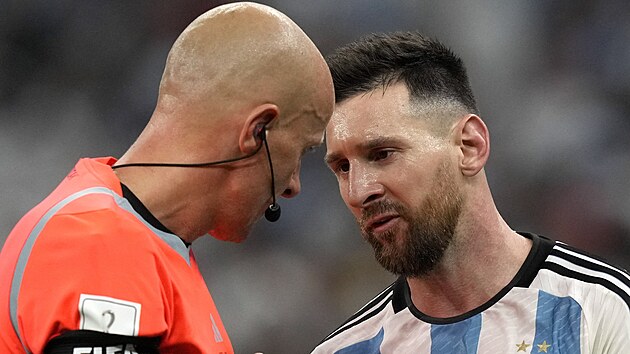 Polský sudí Szymom Marciniak a argentinský kapitán Lionel Messi diskutují během finále MS v Kataru.
