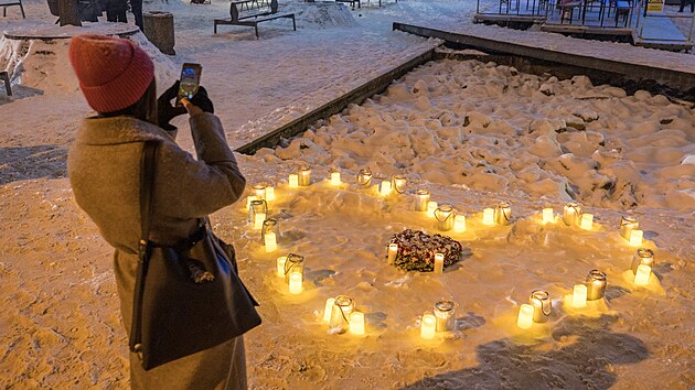 Srdce pro bvalho prezidenta Vclava Havla se rozsvtilo v abachov parku v praskch Dejvicch. (16. prosince 2022)