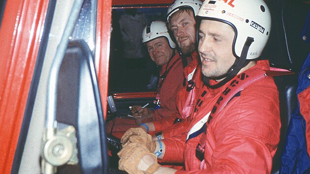 Posdka osmikolky tsn ped startem prologu Rally Pa  Dakar 1988. Zavolantem Vlastimil Buchtyar, uprosted Josef Kalina, vzadu Serge Samson.