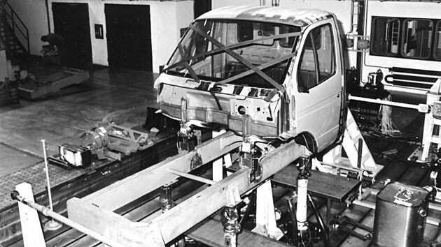 Kabina Gaz Gazela na zkuebnm stavu kopivnick automobilky na jae 1996.