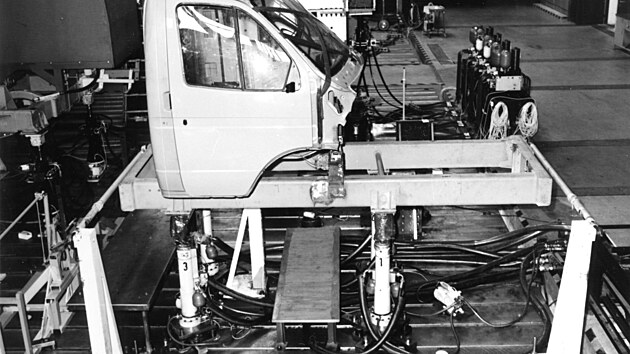 Kabina Gaz Gazela na zkuebnm stavu kopivnick automobilky na jae 1996.