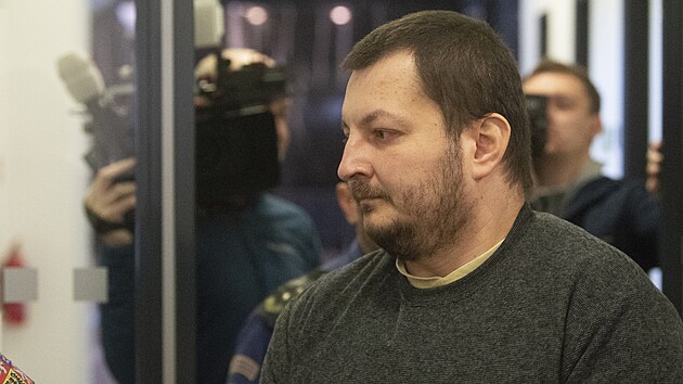 Eskorta p�iv�d� ob�alovan�ho Josefa Dvo��ka p�ed soud.