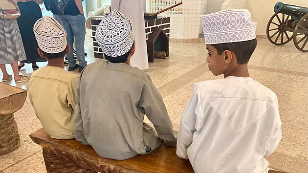 Om�n�t� chlapci se d�vaj� na video, kter� n�zorn� ukazuje, jak se p�ipravuje chalva.